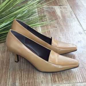 BCBG tan heels Sz 8